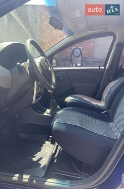 Хэтчбек Dacia Sandero 2009 в 
