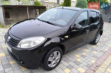 Хетчбек Dacia Sandero 2010 в Чернівцях