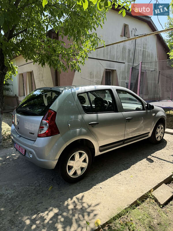 Хэтчбек Dacia Sandero 2009 в Черновцах