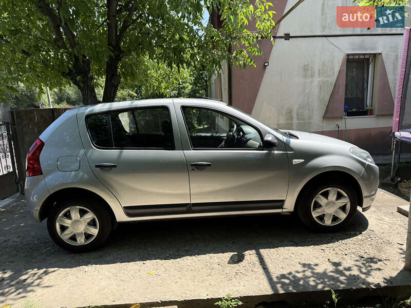 Хэтчбек Dacia Sandero 2009 в Черновцах