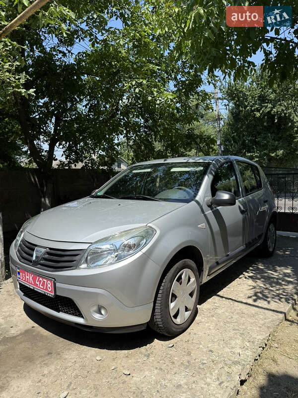Хэтчбек Dacia Sandero 2009 в Черновцах