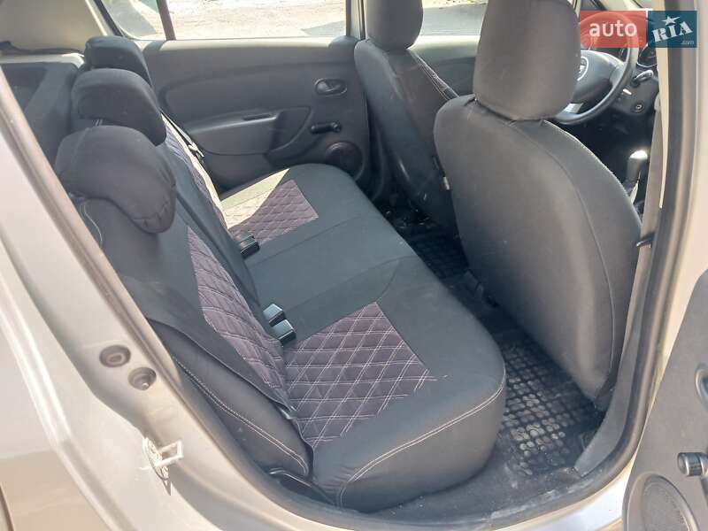 Хэтчбек Dacia Sandero 2014 в Александрие