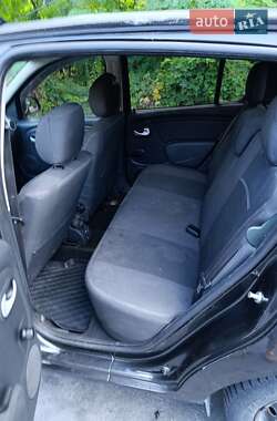 Хэтчбек Dacia Sandero 2010 в 
