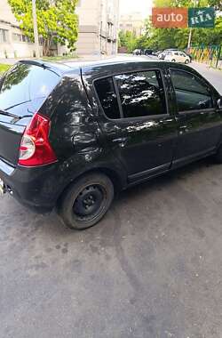Хэтчбек Dacia Sandero 2010 в 
