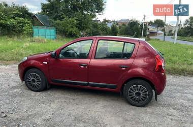 Хэтчбек Dacia Sandero 2010 в 