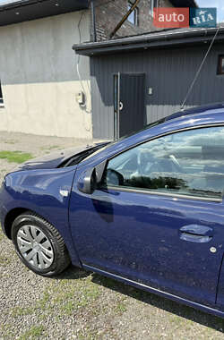 Хэтчбек Dacia Sandero 2015 в 