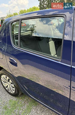 Хэтчбек Dacia Sandero 2015 в 