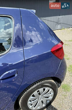 Хэтчбек Dacia Sandero 2015 в 