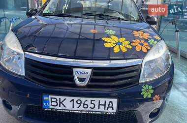 Хэтчбек Dacia Sandero 2010 в 