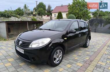 Хетчбек Dacia Sandero 2010 в Чернівцях