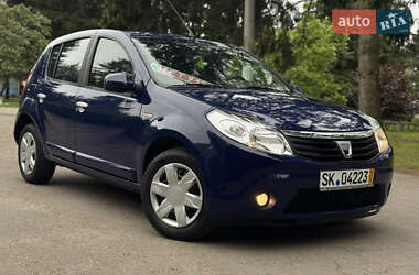 Хэтчбек Dacia Sandero 2010 в 