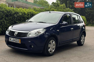 Хэтчбек Dacia Sandero 2010 в 