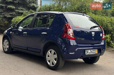 Хэтчбек Dacia Sandero 2010 в 
