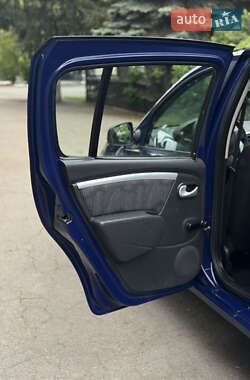 Хэтчбек Dacia Sandero 2010 в 