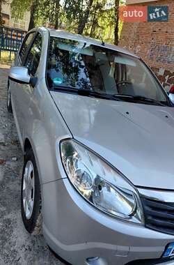 Хэтчбек Dacia Sandero 2008 в 