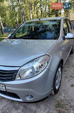 Хэтчбек Dacia Sandero 2008 в 