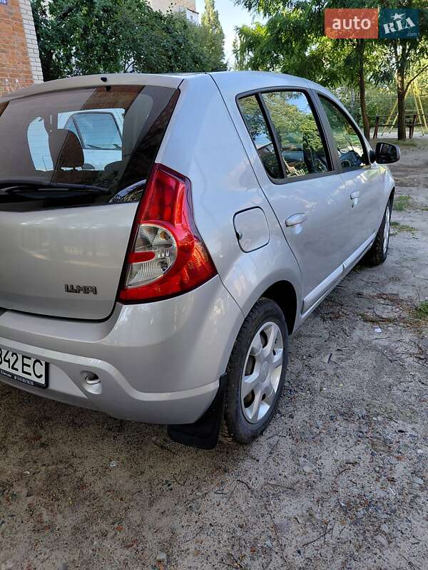 Хетчбек Dacia Sandero 2008 в Охтирці