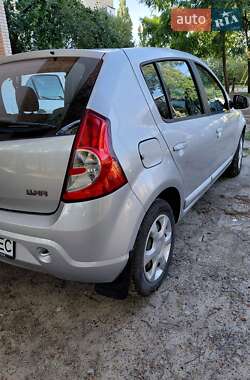 Хэтчбек Dacia Sandero 2008 в 