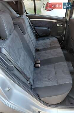 Хэтчбек Dacia Sandero 2008 в 