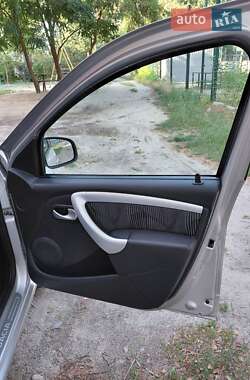 Хэтчбек Dacia Sandero 2008 в 