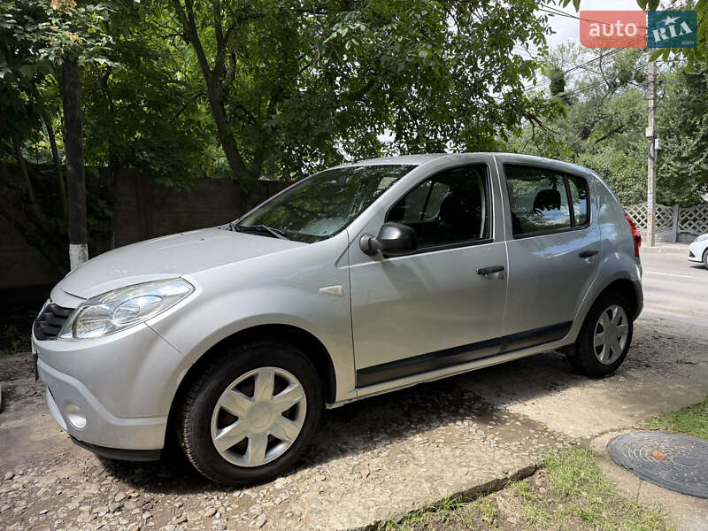 Хэтчбек Dacia Sandero 2009 в Черновцах