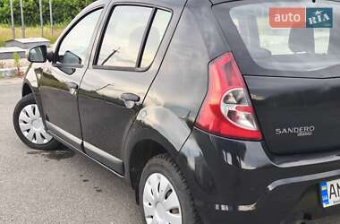 Хэтчбек Dacia Sandero 2010 в 