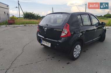 Хэтчбек Dacia Sandero 2010 в 
