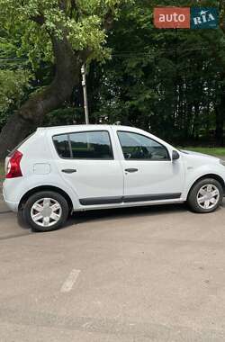 Хетчбек Dacia Sandero 2010 в 