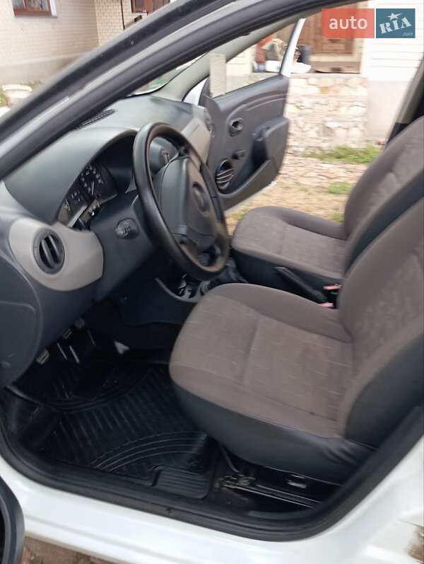Хэтчбек Dacia Sandero 2009 в Бершади