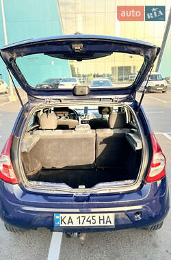 Хэтчбек Dacia Sandero 2010 в 