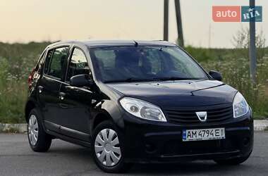 Хэтчбек Dacia Sandero 2010 в Мене