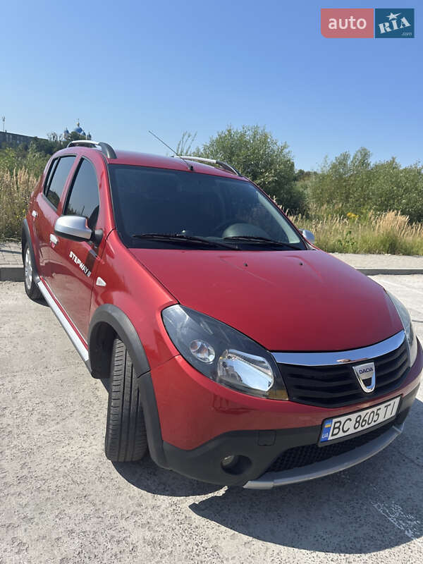 Хэтчбек Dacia Sandero 2010 в 