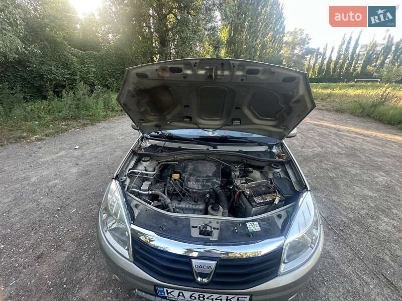 Хетчбек Dacia Sandero 2009 в Києві
