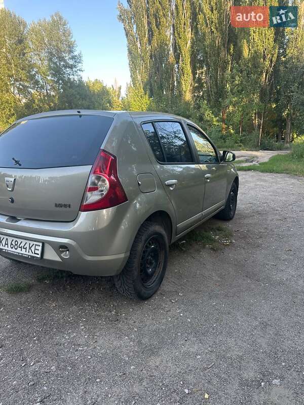 Хетчбек Dacia Sandero 2009 в Києві