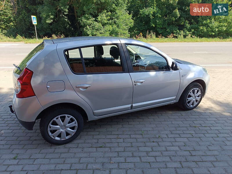 Хэтчбек Dacia Sandero 2009 в Красилове
