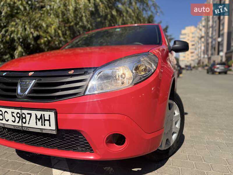 Хэтчбек Dacia Sandero 2012 в 