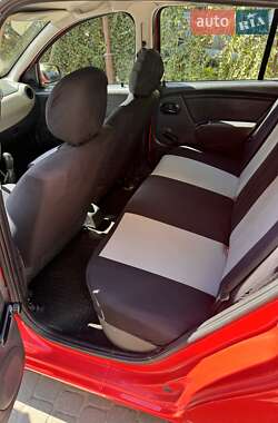 Хэтчбек Dacia Sandero 2012 в 