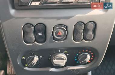 Хетчбек Dacia Sandero 2009 в  фото 24 Хетчбек Dacia Sandero 2009 в