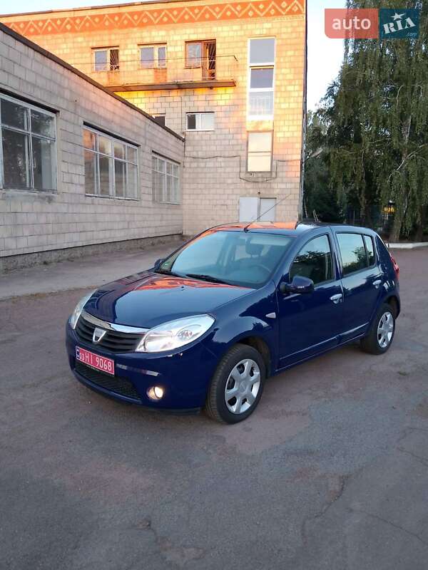 Хэтчбек Dacia Sandero 2009 в 