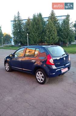 Хэтчбек Dacia Sandero 2009 в 