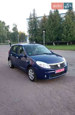 Хэтчбек Dacia Sandero 2009 в 