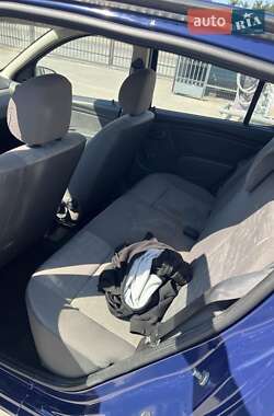 Хэтчбек Dacia Sandero 2009 в 