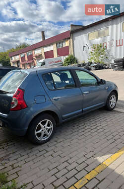 Хэтчбек Dacia Sandero 2008 в 