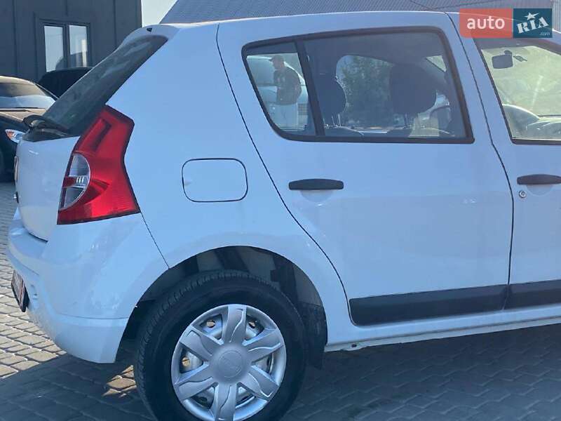 Хэтчбек Dacia Sandero 2010 в Львове