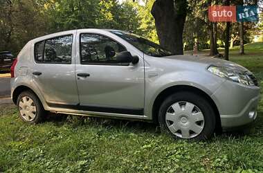 Хэтчбек Dacia Sandero 2008 в 