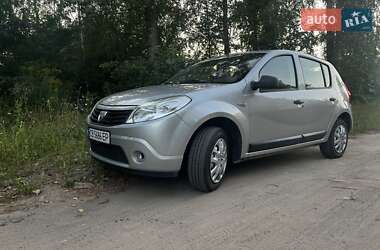 Хэтчбек Dacia Sandero 2008 в 