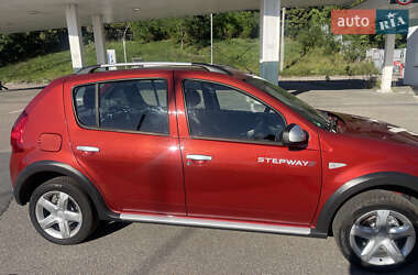 Хэтчбек Dacia Sandero 2010 в 