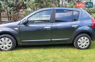 Хэтчбек Dacia Sandero 2008 в 