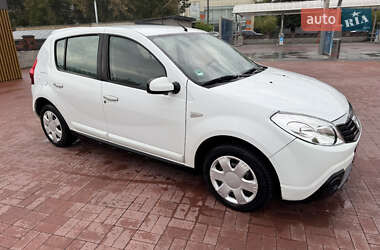 Хэтчбек Dacia Sandero 2009 в 