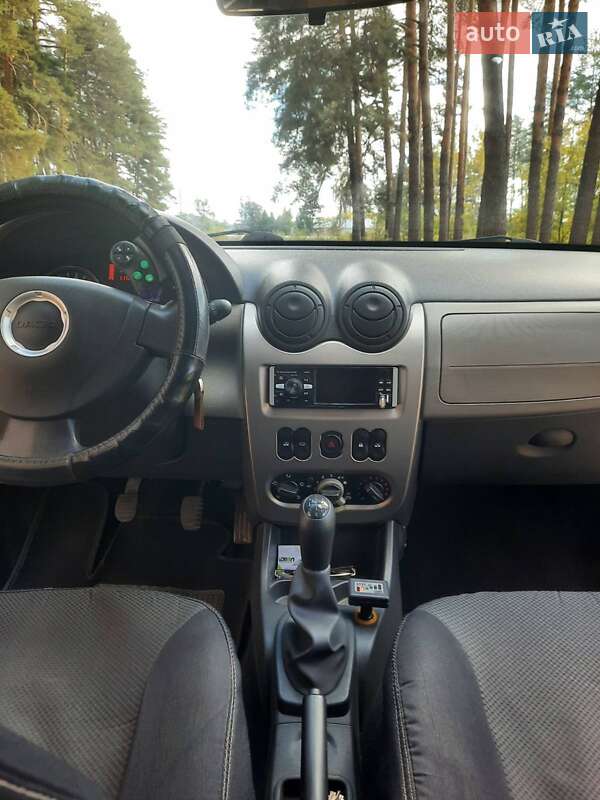 Хэтчбек Dacia Sandero 2010 в Ромнах